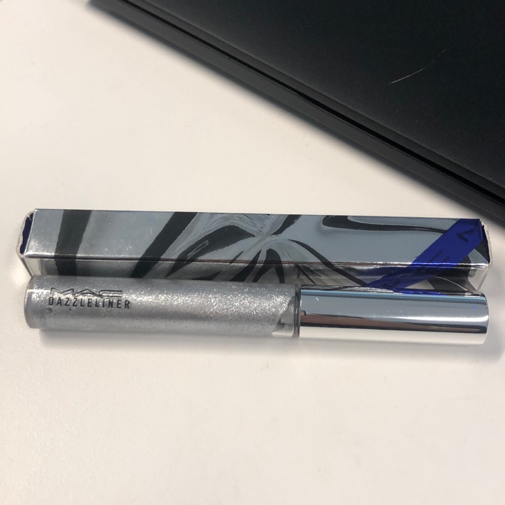 MAC - Dazzleliner “Stauesque”